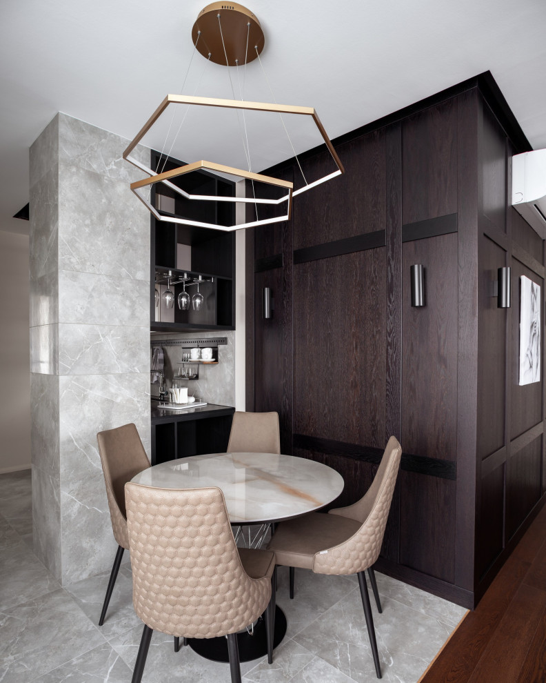 Ispirazione per una sala da pranzo aperta verso la cucina contemporanea di medie dimensioni con pareti marroni, pavimento in legno massello medio e pavimento marrone