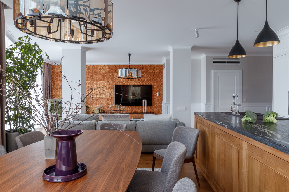 Große Moderne Wohnküche mit grauer Wandfarbe, braunem Holzboden und braunem Boden in Moskau