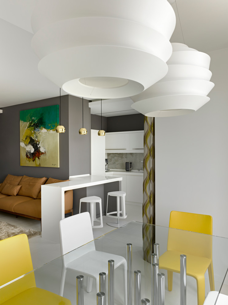 Идея дизайна: столовая в современном стиле с деревянным полом и серыми стенами без камина
