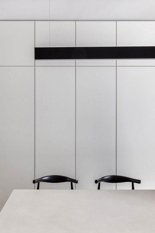 Идея дизайна: кухня-столовая среднего размера в современном стиле с белыми стенами, полом из керамогранита и белым полом