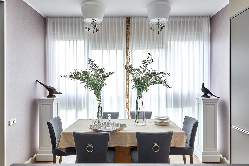 Idées déco pour une salle à manger ouverte sur la cuisine contemporaine de taille moyenne avec un mur violet et un sol en bois brun.