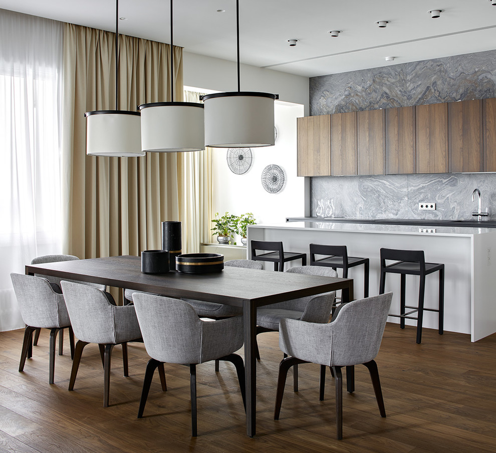 Immagine di una sala da pranzo aperta verso la cucina minimal con parquet scuro e pavimento marrone
