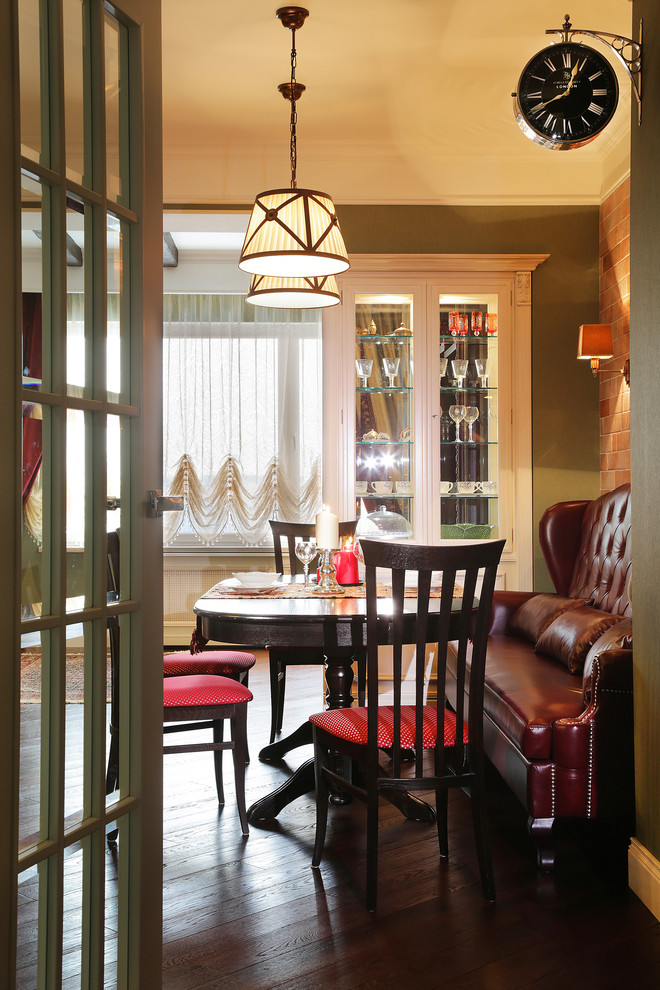 Foto di una sala da pranzo aperta verso la cucina tradizionale di medie dimensioni con pareti multicolore, parquet scuro, camino bifacciale, pavimento marrone e soffitto ribassato