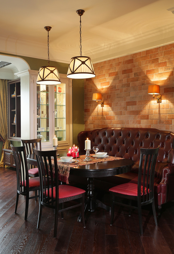 На фото: кухня-столовая среднего размера в классическом стиле с коричневыми стенами, деревянным полом, коричневым полом и многоуровневым потолком без камина