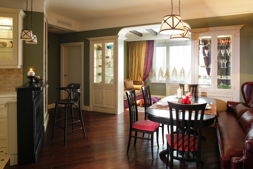 Idée de décoration pour une grande salle à manger ouverte sur la cuisine bohème avec un mur vert, parquet peint, aucune cheminée, un sol marron et un plafond à caissons.