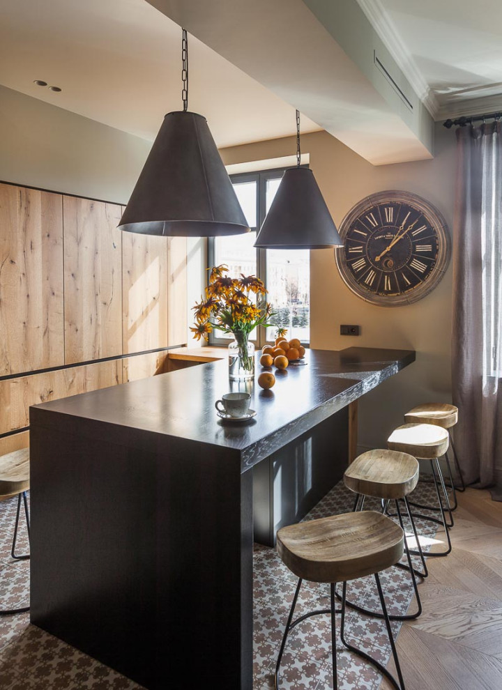 Idées déco pour une salle à manger classique avec un sol en bois brun.