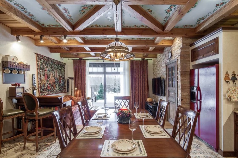 Idée de décoration pour une grande salle à manger ouverte sur la cuisine champêtre avec un mur beige et un sol en carrelage de céramique.