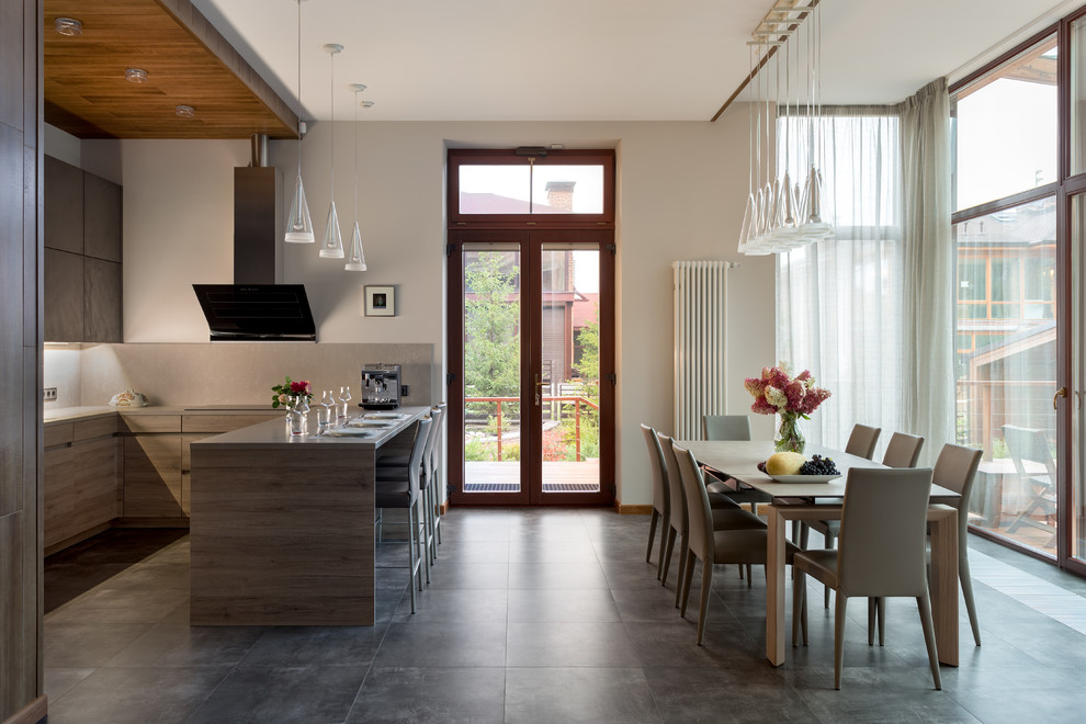 Стильный дизайн: кухня-столовая среднего размера в современном стиле с белыми стенами, полом из керамогранита, серым полом и многоуровневым потолком - последний тренд