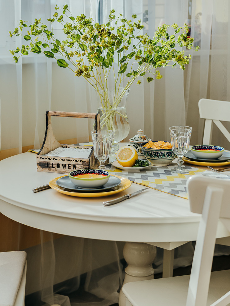 Источник вдохновения для домашнего уюта: маленькая кухня-столовая в средиземноморском стиле с желтыми стенами, полом из керамогранита и коричневым полом для на участке и в саду