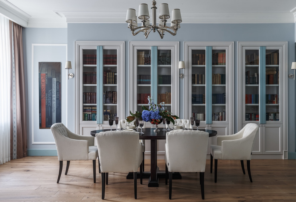 Diseño de comedor clásico renovado abierto con paredes azules, suelo de madera en tonos medios y suelo marrón
