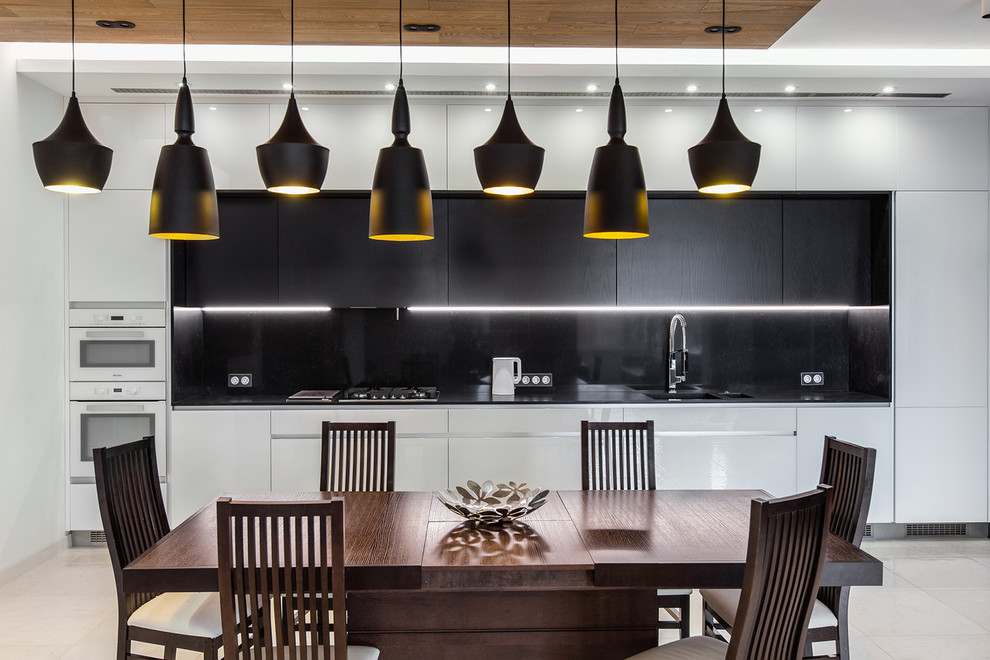 Esempio di una sala da pranzo aperta verso la cucina design con pavimento beige e pareti bianche