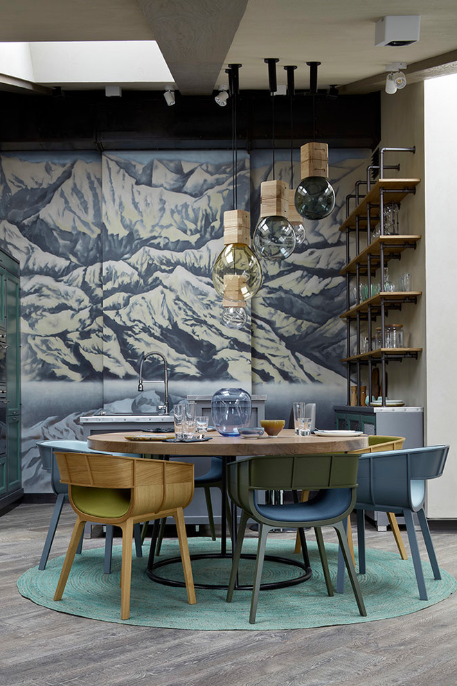 Свежая идея для дизайна: кухня-столовая в современном стиле с серым полом, синими стенами и паркетным полом среднего тона - отличное фото интерьера