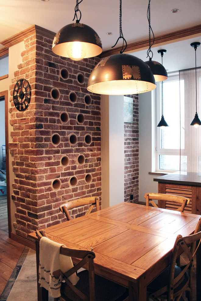 Источник вдохновения для домашнего уюта: столовая в стиле лофт с коричневыми стенами