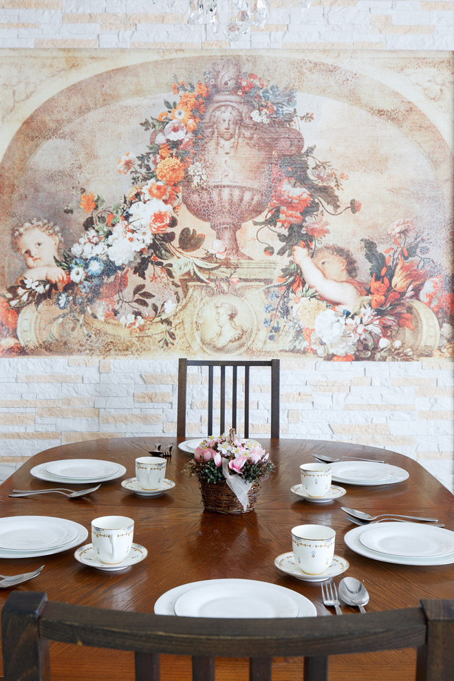 Diseño de comedor de cocina tradicional de tamaño medio con paredes multicolor, suelo de baldosas de porcelana y suelo blanco