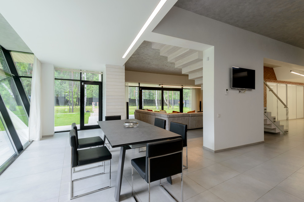 Идея дизайна: кухня-столовая в современном стиле с белыми стенами и полом из керамогранита