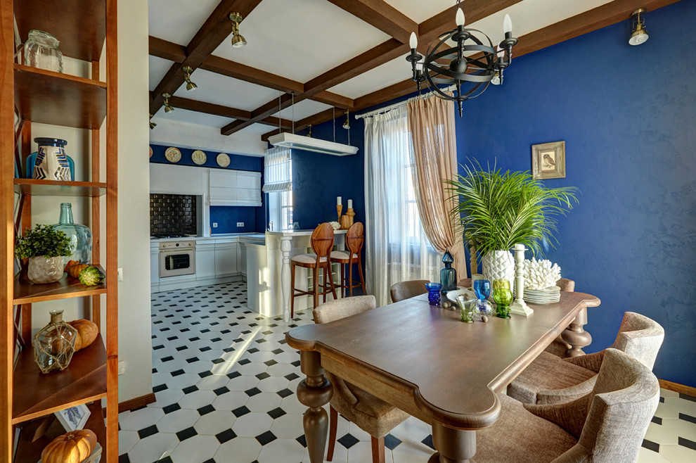 Idee per una sala da pranzo aperta verso la cucina mediterranea con pareti blu e pavimento multicolore