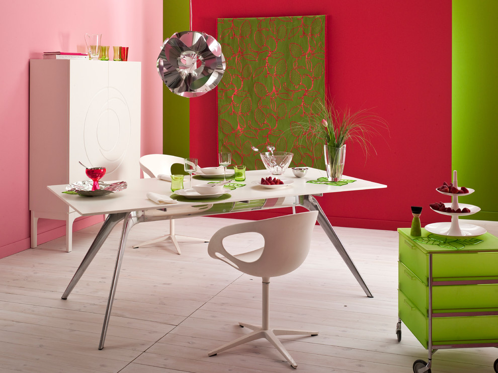 Идея дизайна: столовая в современном стиле с разноцветными стенами