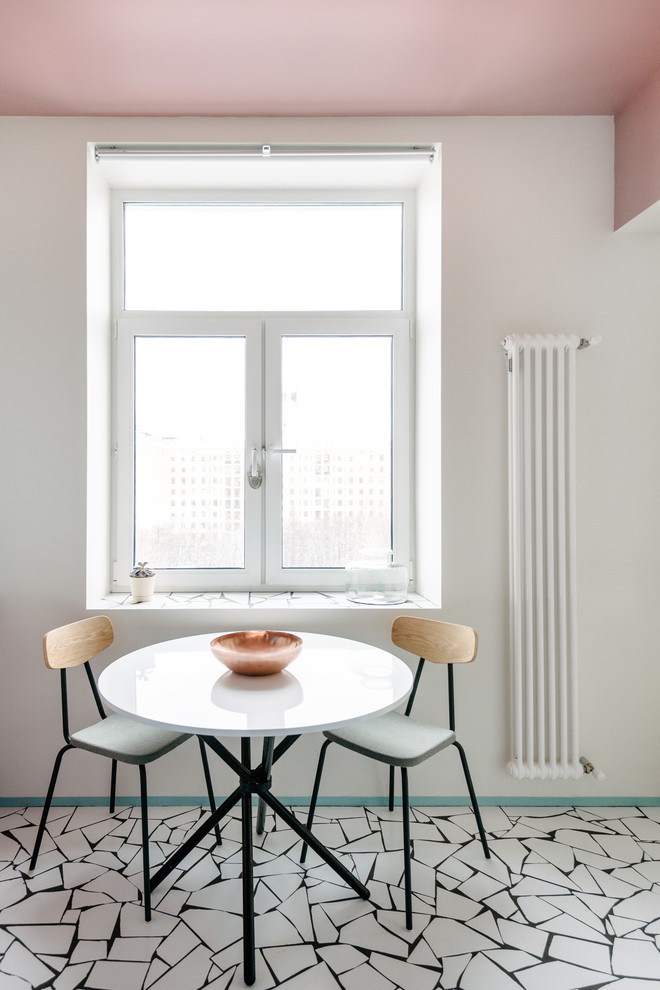 Пример оригинального дизайна: кухня-столовая в современном стиле с белыми стенами и белым полом без камина