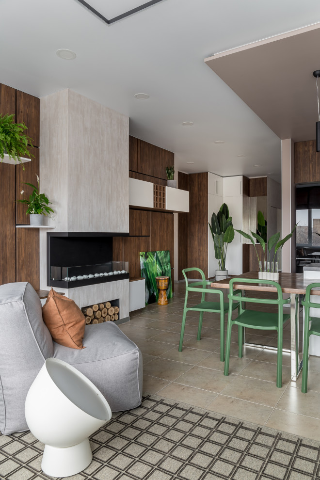 Cette image montre une petite salle à manger ouverte sur le salon design en bois avec un mur beige, un sol en carrelage de porcelaine, un manteau de cheminée en plâtre, un sol beige et une cheminée ribbon.