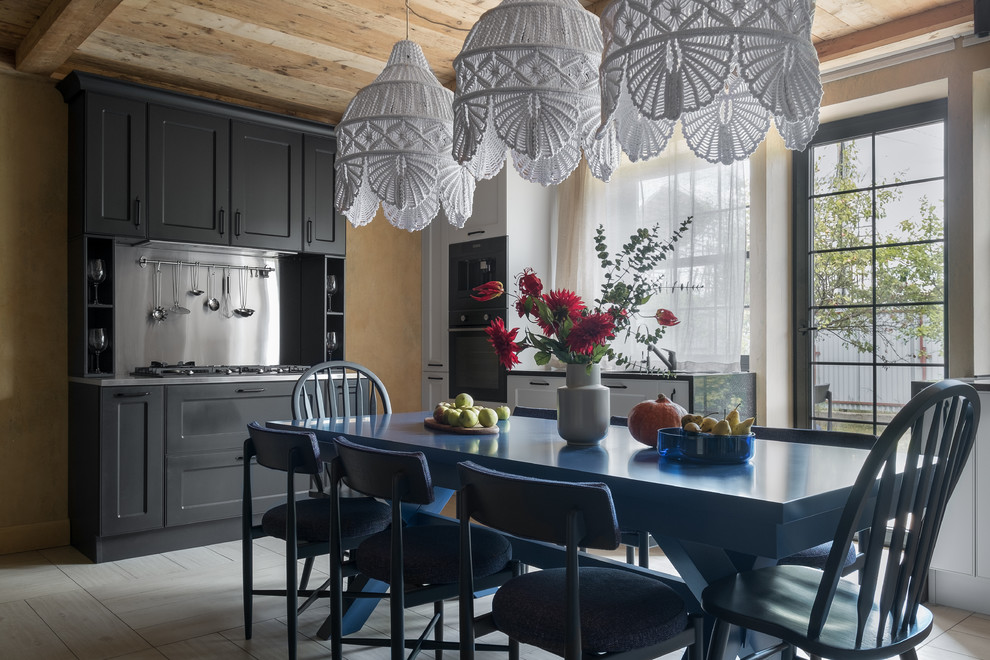 Diseño de comedor de cocina rural de tamaño medio sin chimenea con paredes beige, suelo de baldosas de porcelana y suelo blanco