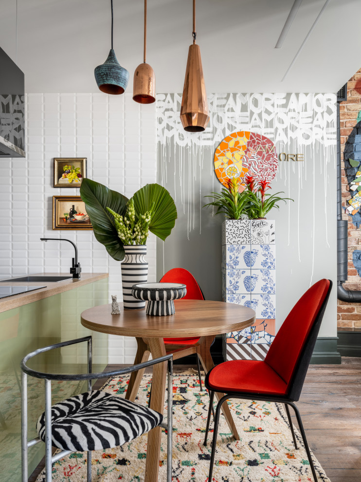 Example of an eclectic dining room design in Moscow