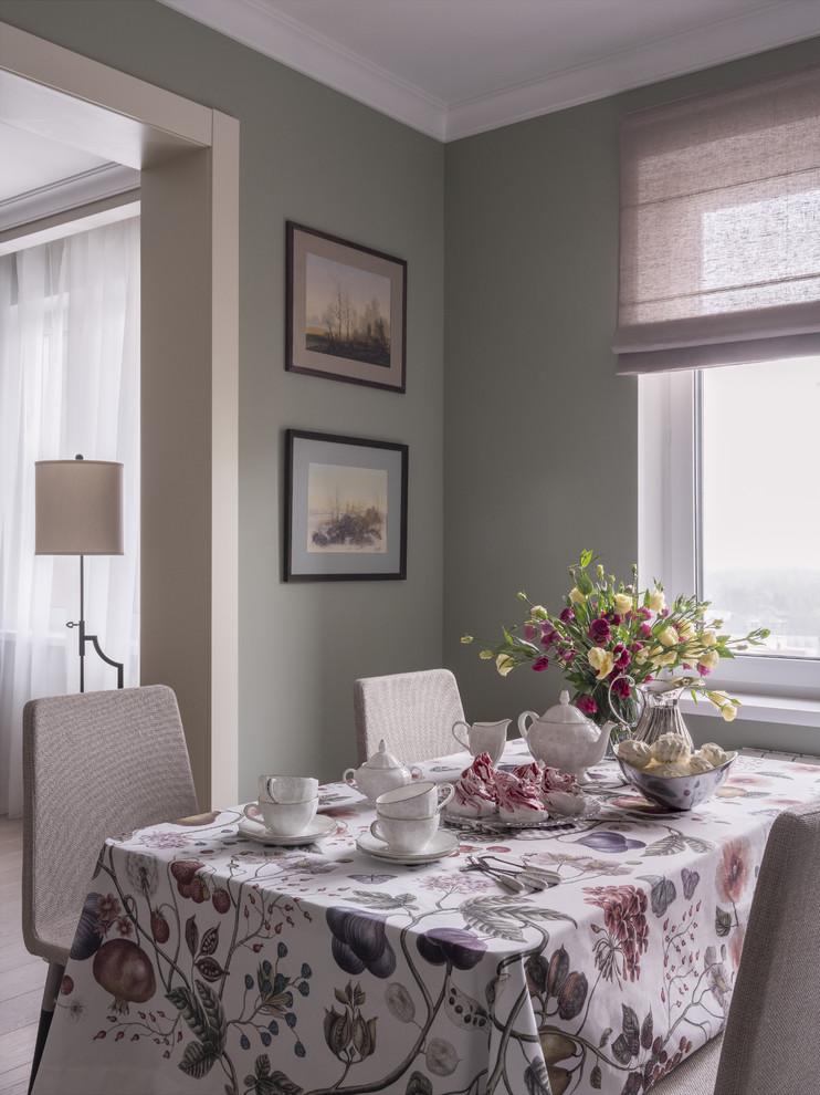 На фото: гостиная-столовая среднего размера в стиле неоклассика (современная классика) с светлым паркетным полом, зелеными стенами и бежевым полом