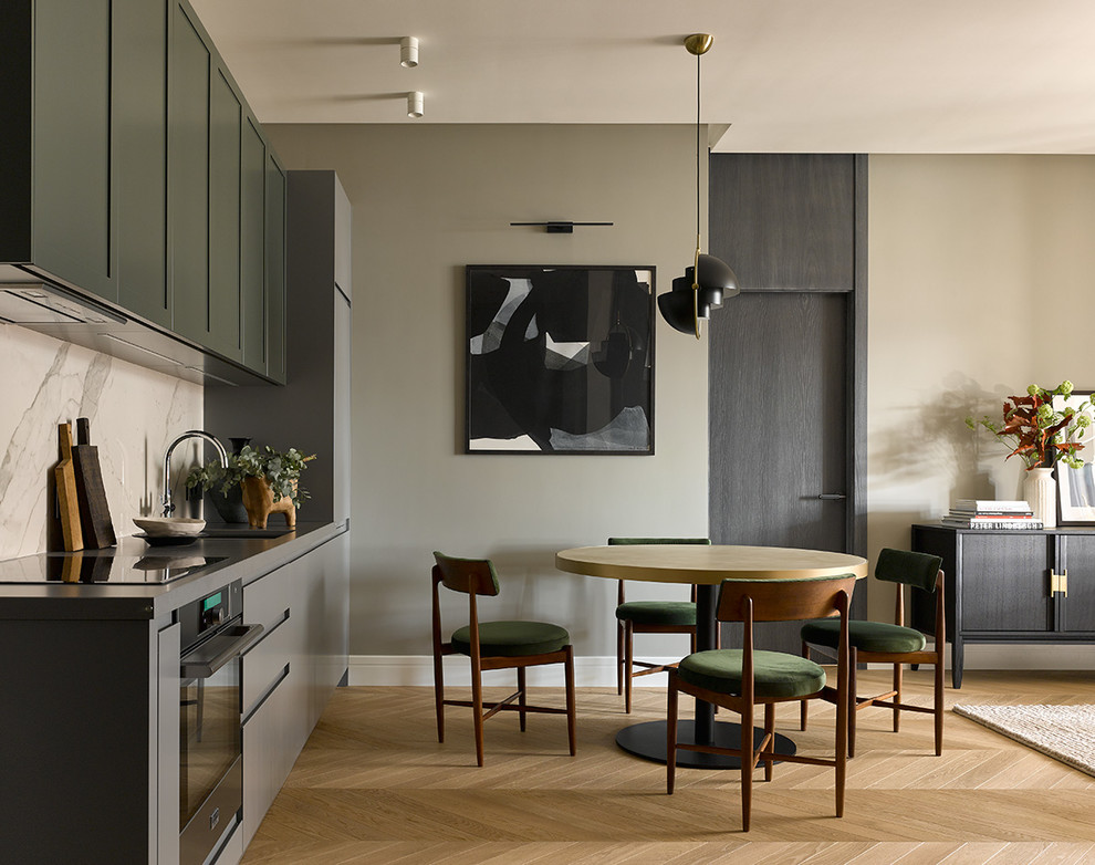 На фото: гостиная-столовая среднего размера в современном стиле с серыми стенами, светлым паркетным полом и коричневым полом