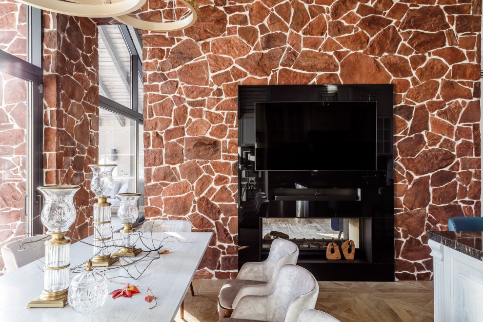Источник вдохновения для домашнего уюта: большая кухня-столовая в современном стиле с коричневыми стенами, двусторонним камином и коричневым полом