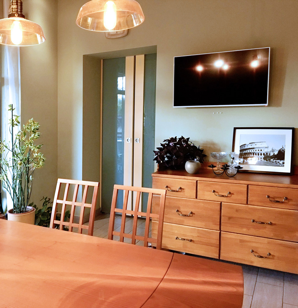 Источник вдохновения для домашнего уюта: кухня-столовая среднего размера в современном стиле с зелеными стенами, полом из керамогранита и серым полом