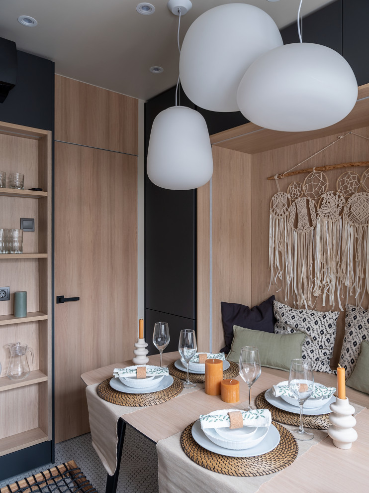 Свежая идея для дизайна: столовая в современном стиле с с кухонным уголком и белым полом - отличное фото интерьера