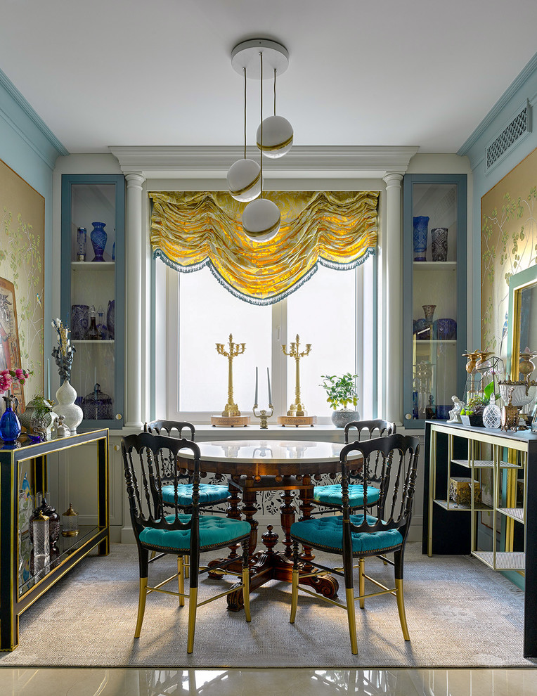 Esempio di una sala da pranzo bohémian di medie dimensioni con pavimento beige, pareti blu e nessun camino