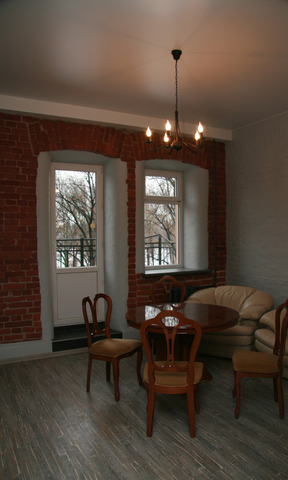 Mittelgroße Industrial Wohnküche ohne Kamin mit weißer Wandfarbe, Keramikboden und grauem Boden in Sankt Petersburg