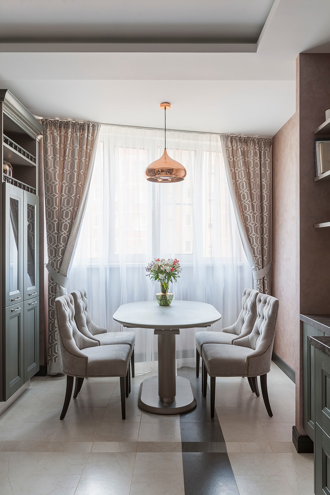 Cette image montre une salle à manger ouverte sur le salon traditionnelle de taille moyenne avec un sol en carrelage de porcelaine et un sol beige.