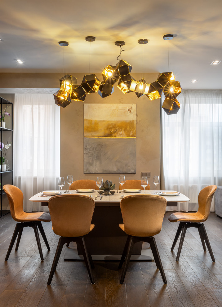 Immagine di una sala da pranzo aperta verso la cucina minimal di medie dimensioni con pareti beige, parquet scuro e pavimento marrone