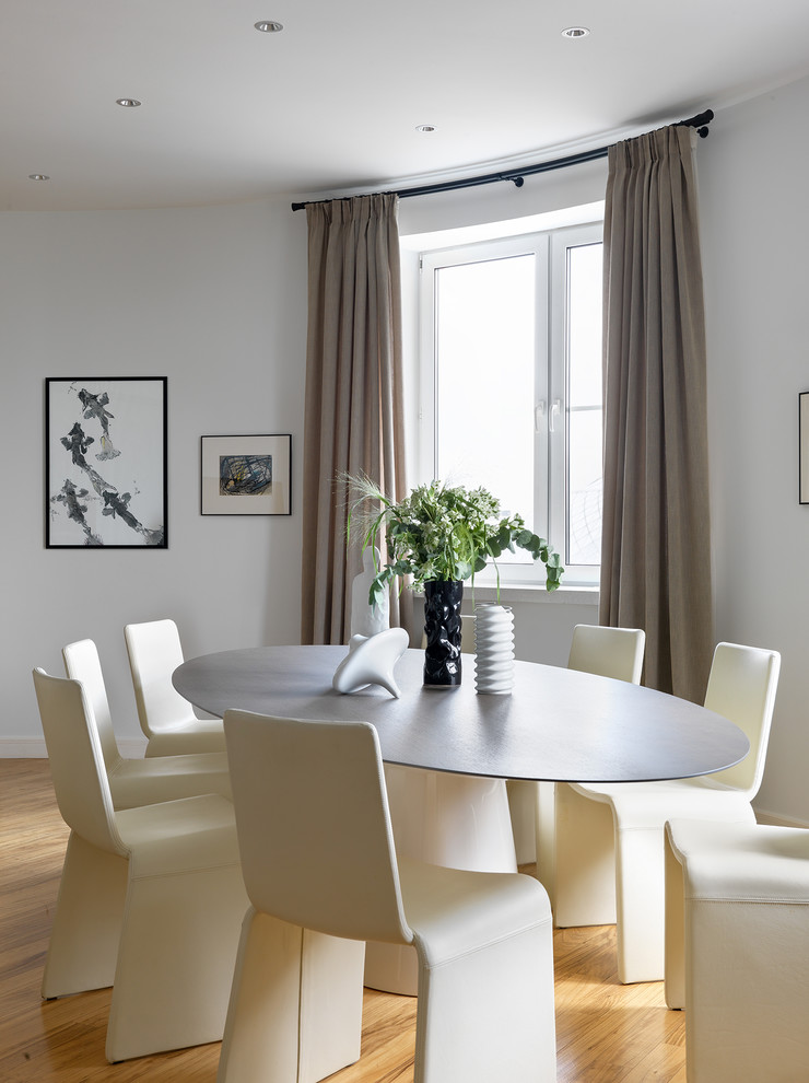 Источник вдохновения для домашнего уюта: столовая в современном стиле с серыми стенами, паркетным полом среднего тона и коричневым полом