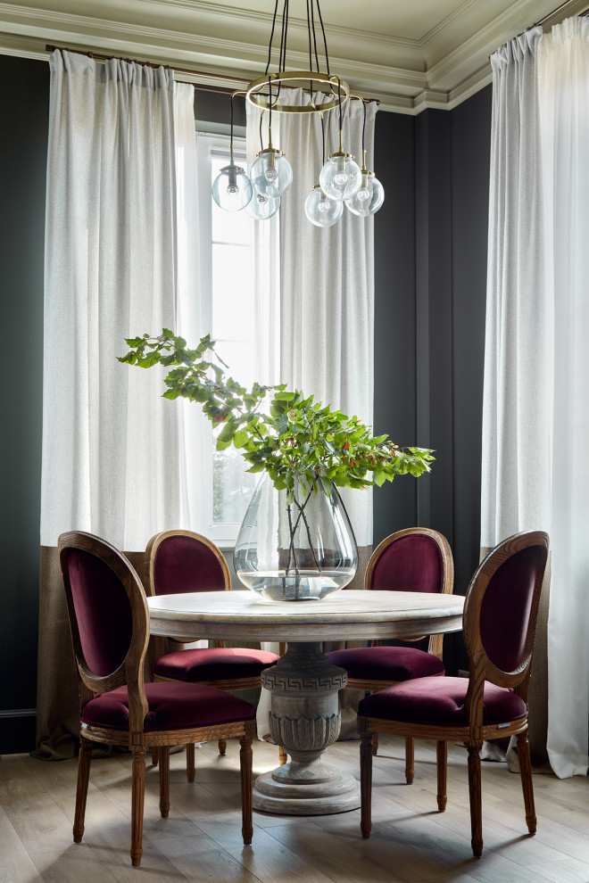 Aménagement d'une salle à manger classique avec un mur noir, parquet clair et un sol beige.
