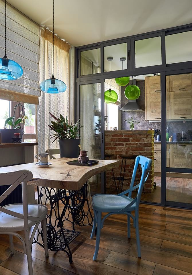 Идея дизайна: маленькая кухня-столовая в стиле ретро с серыми стенами, темным паркетным полом и коричневым полом для на участке и в саду