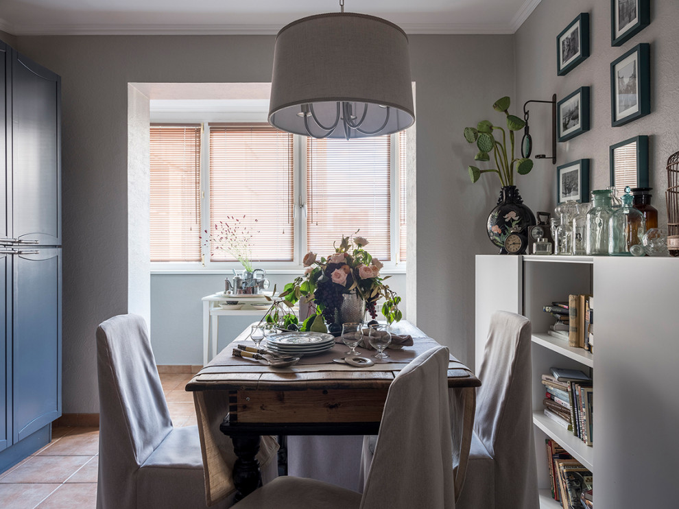 На фото: маленькая кухня-столовая в стиле ретро с серыми стенами, полом из керамической плитки и коричневым полом для на участке и в саду