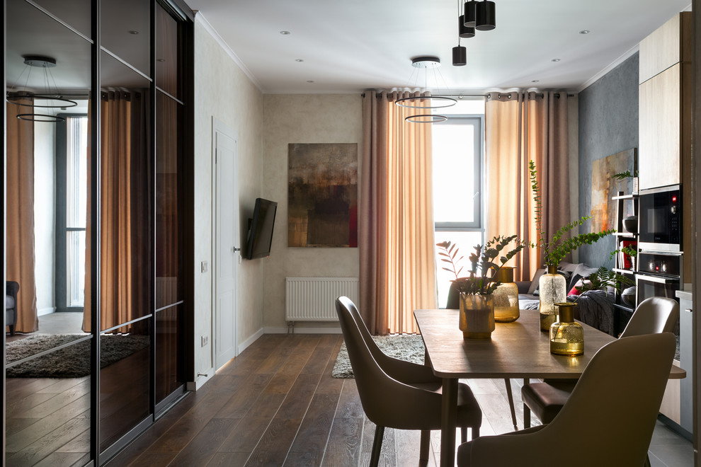 Immagine di una sala da pranzo aperta verso la cucina contemporanea di medie dimensioni con pavimento in laminato e pavimento marrone