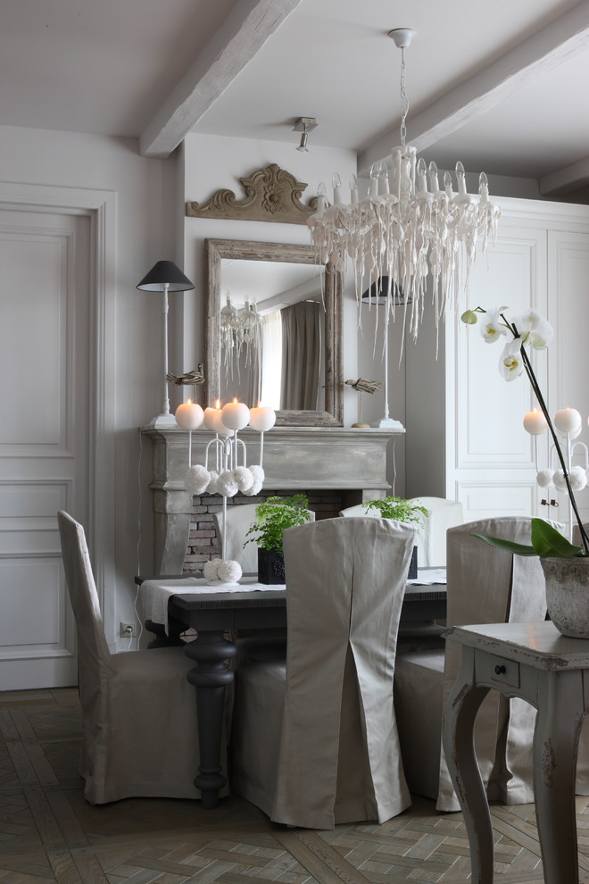 На фото: гостиная-столовая в стиле шебби-шик с белыми стенами и светлым паркетным полом с
