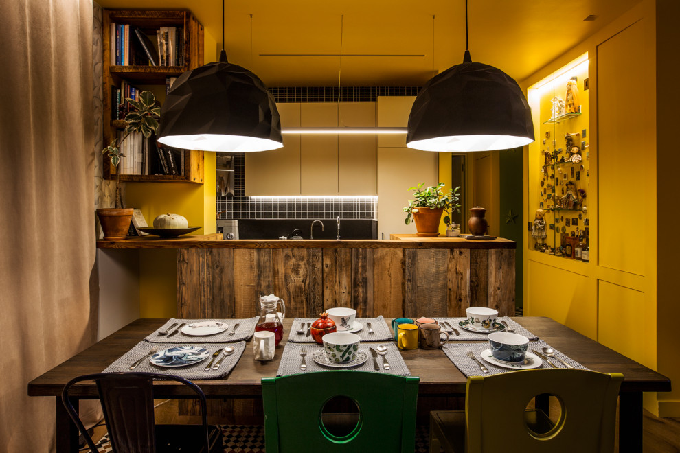 Стильный дизайн: кухня-столовая среднего размера в стиле фьюжн с желтыми стенами, паркетным полом среднего тона и коричневым полом - последний тренд