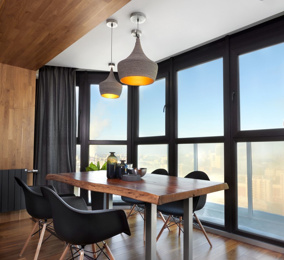 Exemple d'une salle à manger ouverte sur le salon tendance avec parquet foncé et un sol marron.