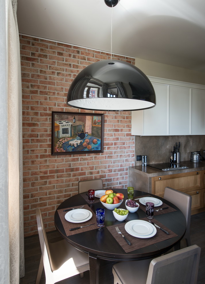 Пример оригинального дизайна: кухня-столовая в стиле фьюжн с коричневыми стенами
