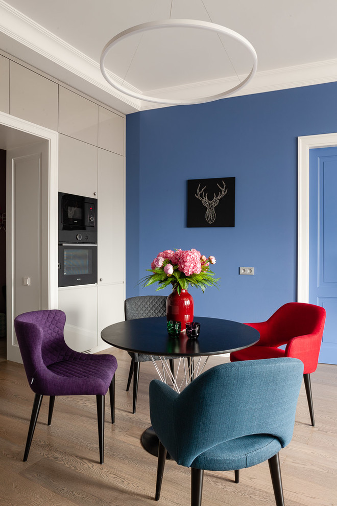 Moderne Wohnküche mit blauer Wandfarbe und braunem Holzboden in Moskau