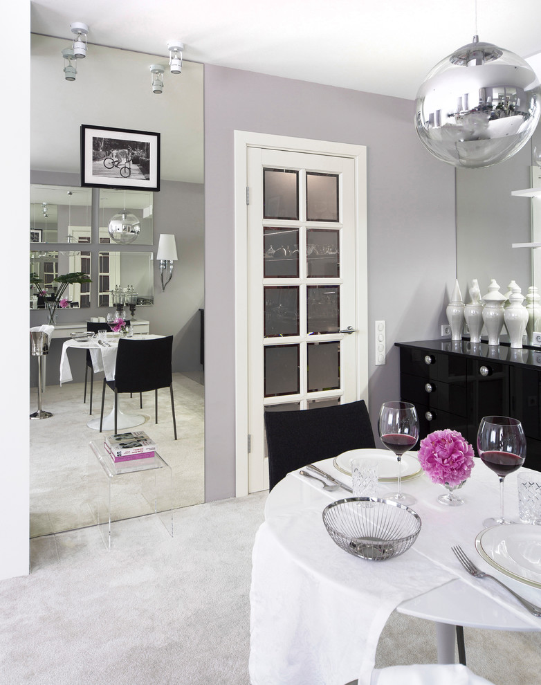 Ispirazione per una sala da pranzo aperta verso il soggiorno chic di medie dimensioni con pareti bianche, moquette e pavimento bianco