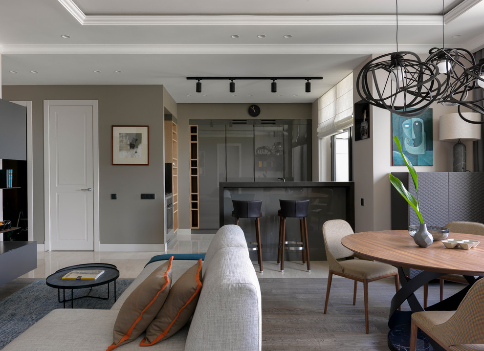 Großes, Offenes Modernes Esszimmer mit grauer Wandfarbe, braunem Holzboden und braunem Boden in Sonstige