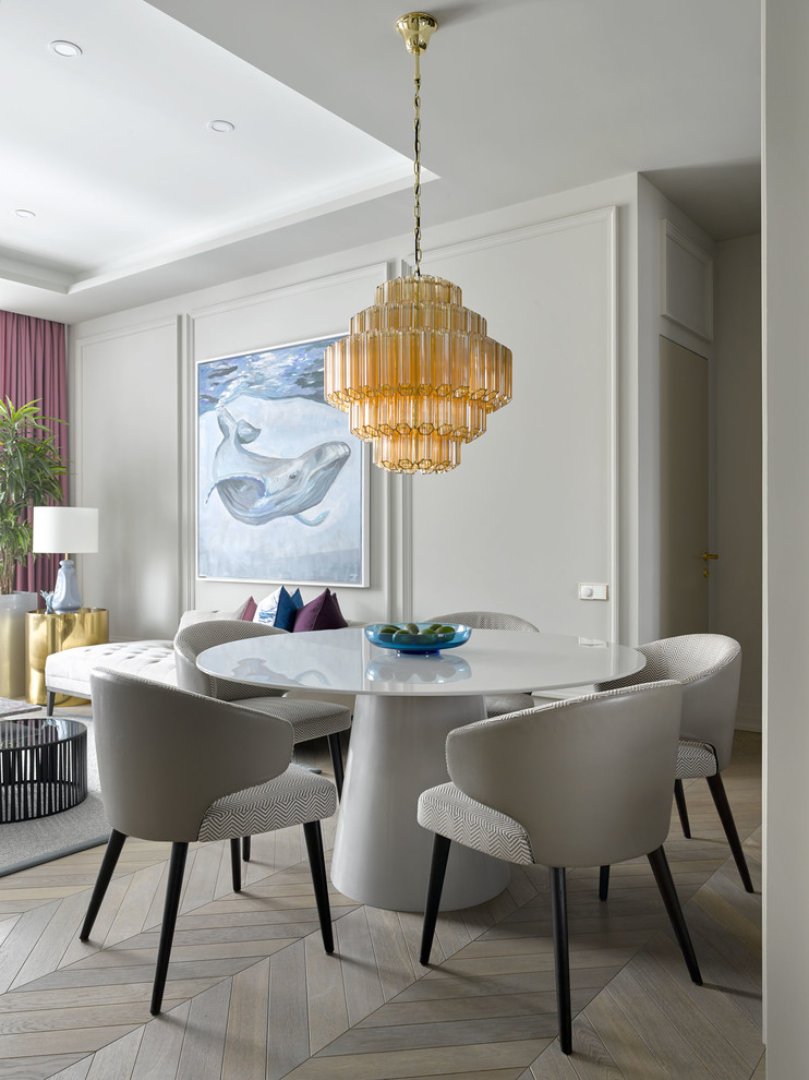 Стильный дизайн: гостиная-столовая в стиле неоклассика (современная классика) с серыми стенами, светлым паркетным полом и бежевым полом - последний тренд
