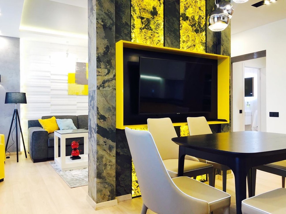 Пример оригинального дизайна: столовая среднего размера в современном стиле с желтыми стенами