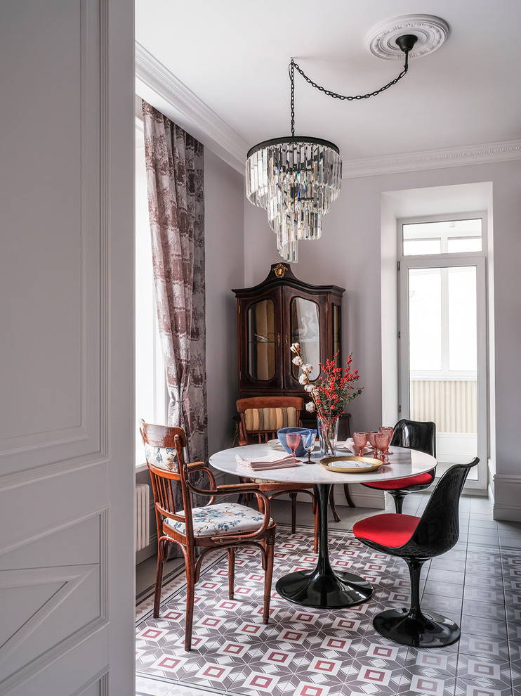 Ejemplo de comedor de cocina ecléctico, de tamaño medio, con paredes blancas, suelo de baldosas de porcelana y suelo multicolor