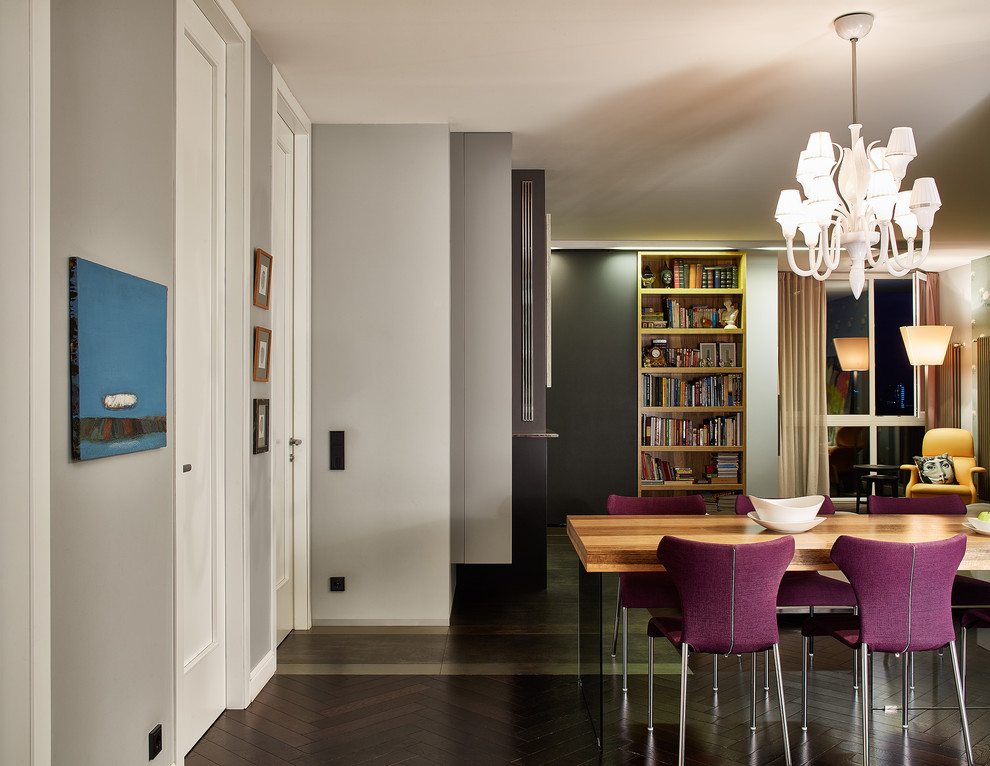 Свежая идея для дизайна: кухня-столовая среднего размера в современном стиле с серыми стенами и темным паркетным полом - отличное фото интерьера